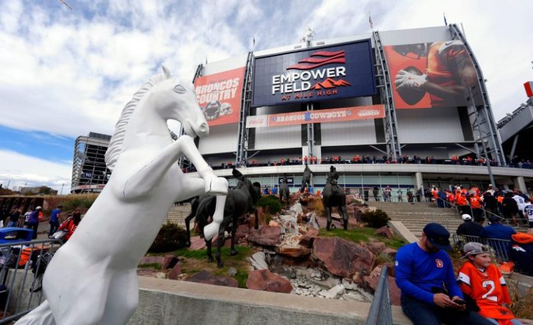  Broncos hold moment of silence on TNF