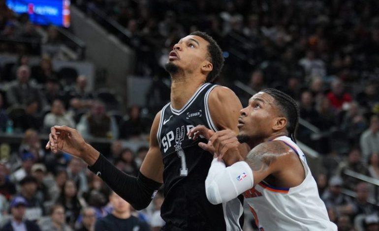  Victor Wembanyama heads to locker room with leg injury vs. Knicks